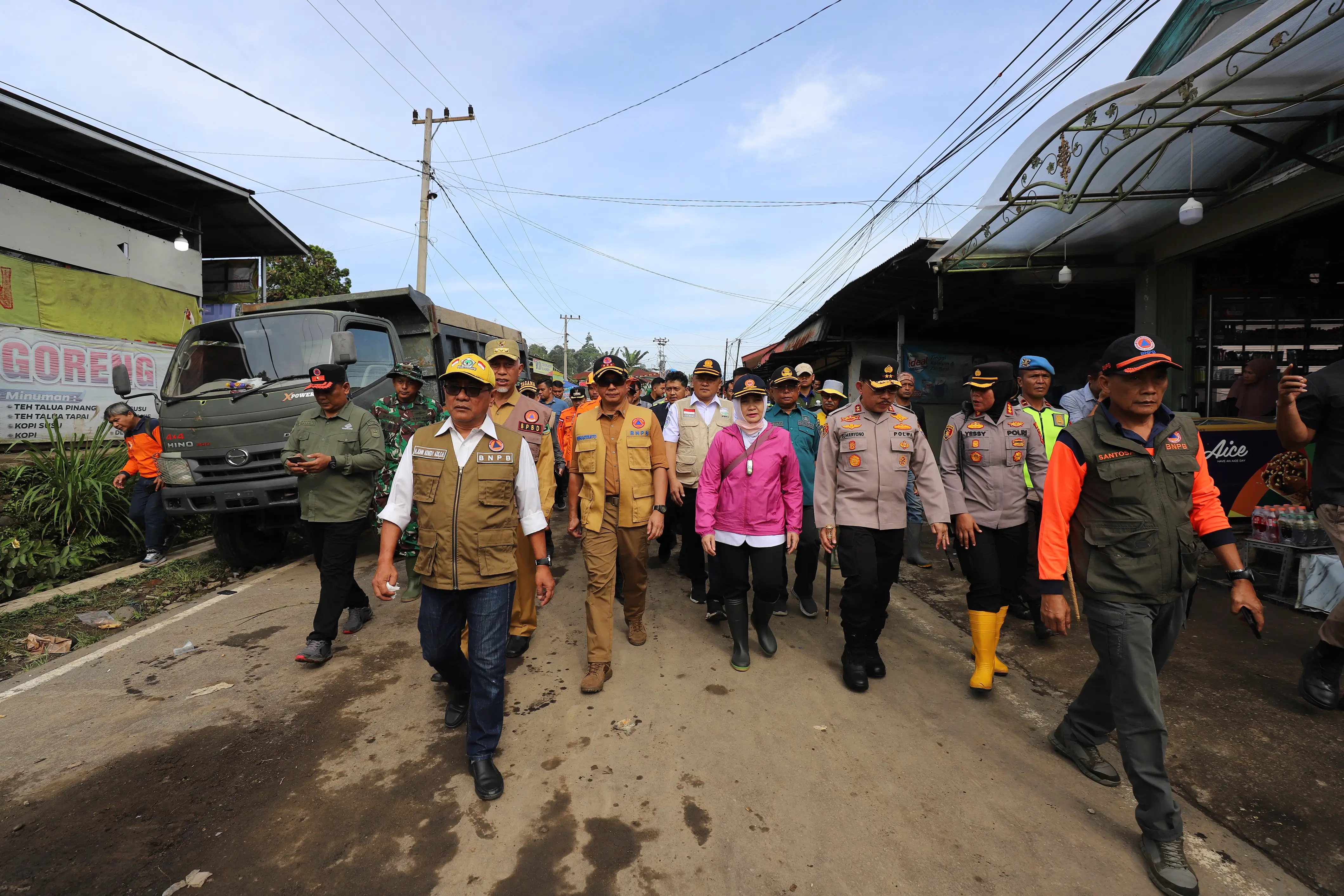  Hari kedua kunjungan kerja pada Selasa (14/5), Kepala BNPB bersama BMKG, Gubernur Sumatra Barat, anggota komisi VIII DPR RI dan jajaran pemerintah daerah meninjau enam titik lokasi terdampak banjir lahar hujan.